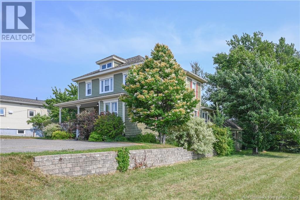 98 Saint-Pierre Ouest Boulevard, Caraquet, New Brunswick E1W 1B6 - Photo 2 - NB122541