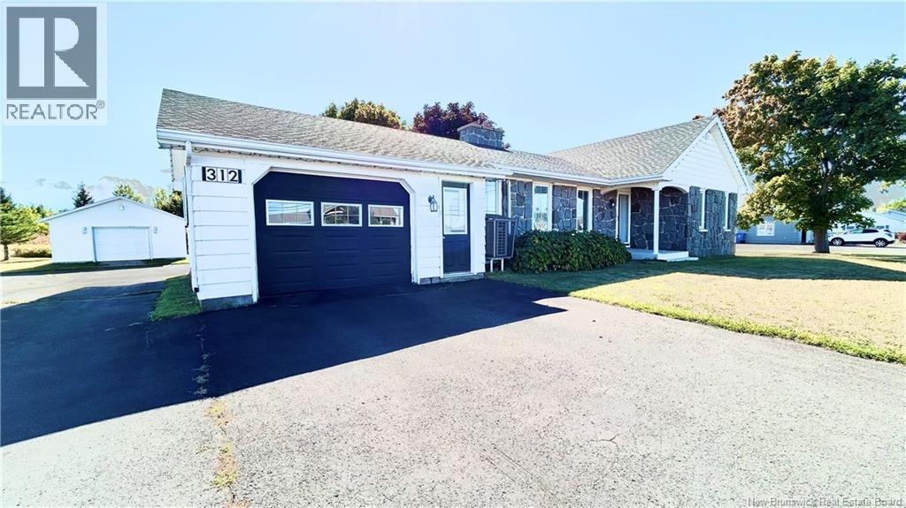 312 St-Pierre E Boulevard, Caraquet, New Brunswick  E1W 1B4 - Photo 3 - NB127339