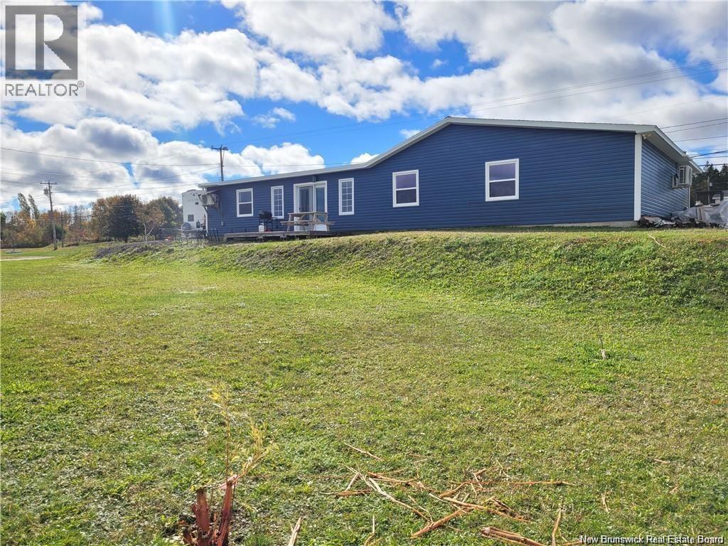 563 Rue Principale, Pointe-Verte, New Brunswick  E8J 3A2 - Photo 2 - NB129393