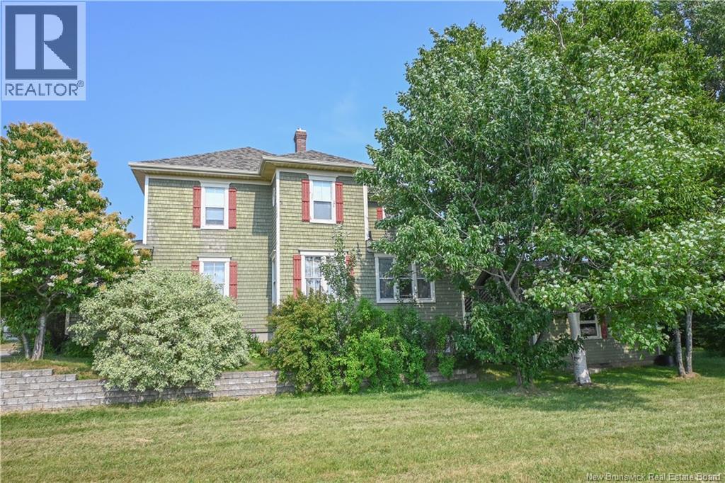 98 Saint-Pierre Ouest Boulevard, Caraquet, New Brunswick  E1W 1B6 - Photo 2 - NB132089