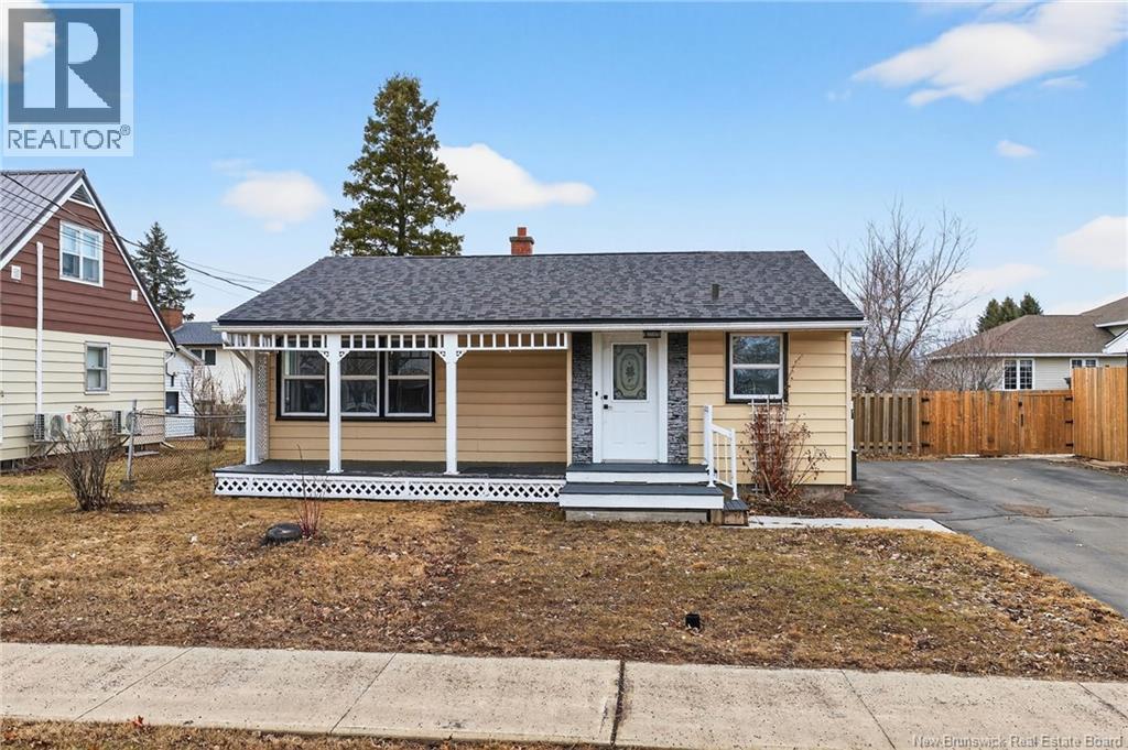 33 Hows Crescent, Moncton, New Brunswick  E1E 1S9 - Photo 2 - NB135918