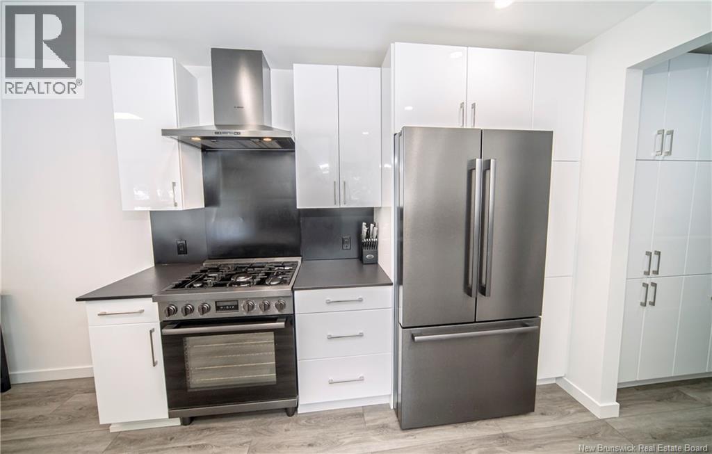 34 Simcoe Court, Fredericton, New Brunswick  E3B 2W9 - Photo 3 - NB136546