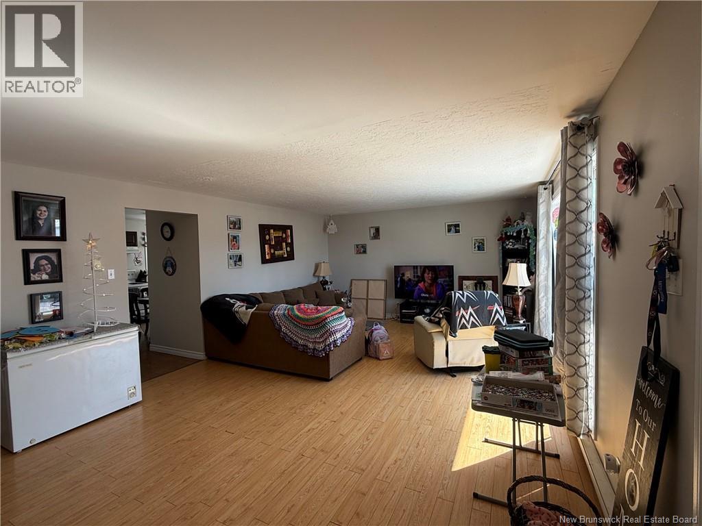 955 King Avenue, Bathurst, New Brunswick  E2A 1R9 - Photo 2 - NB136622