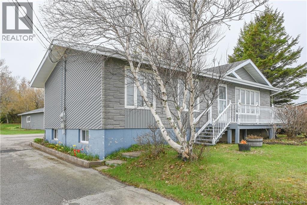 286 Saint-Pierre E. Boulevard, Caraquet, New Brunswick E1W 1B5 - Photo 2 - NB140051