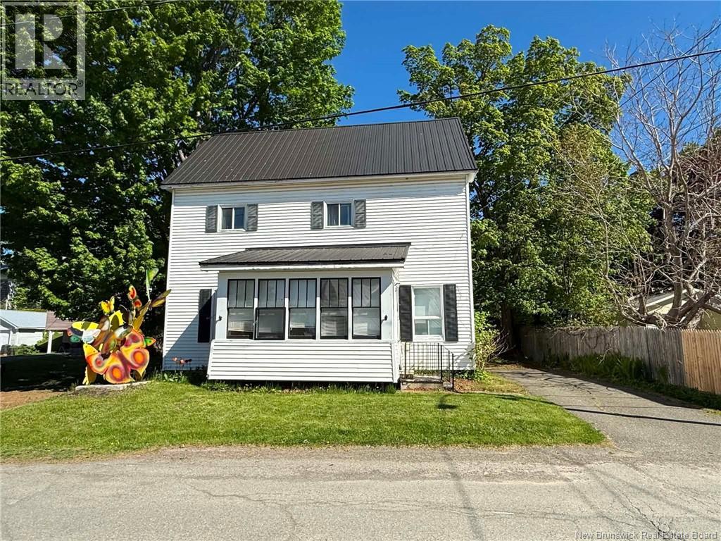 106 College Street, Woodstock, New Brunswick  E7M 1K6 - Photo 2 - NB140241