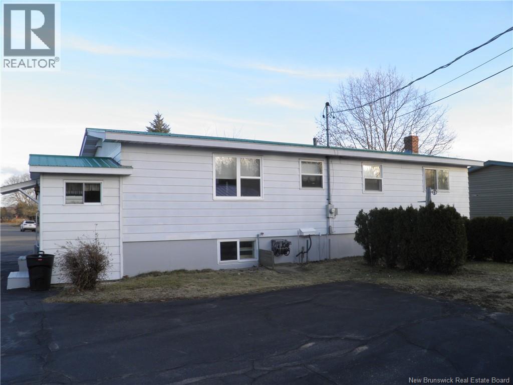 99 Mclean Street, Sussex, New Brunswick  E4E 2G5 - Photo 2 - NB141136