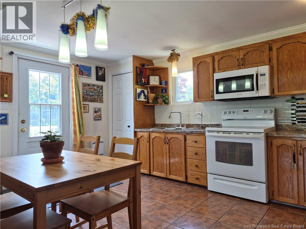 258 Rue Principale, Pointe-Verte, New Brunswick E8J 2W8 - Photo 7 - NB142052