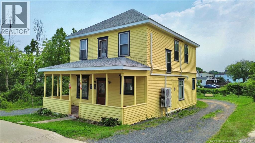 539 Queen St, Bathurst, New Brunswick  E2A 2J8 - Photo 2 - NB144054