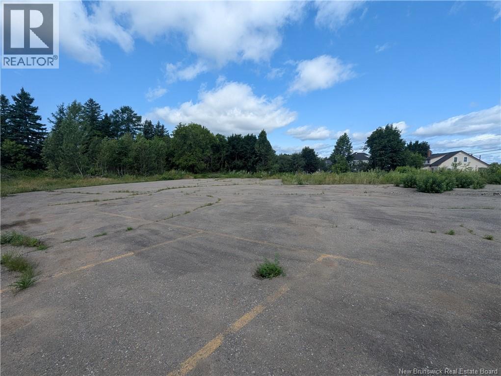 1680 Miramichi, Bathurst, New Brunswick  E2A 2T1 - Photo 2 - NB144646