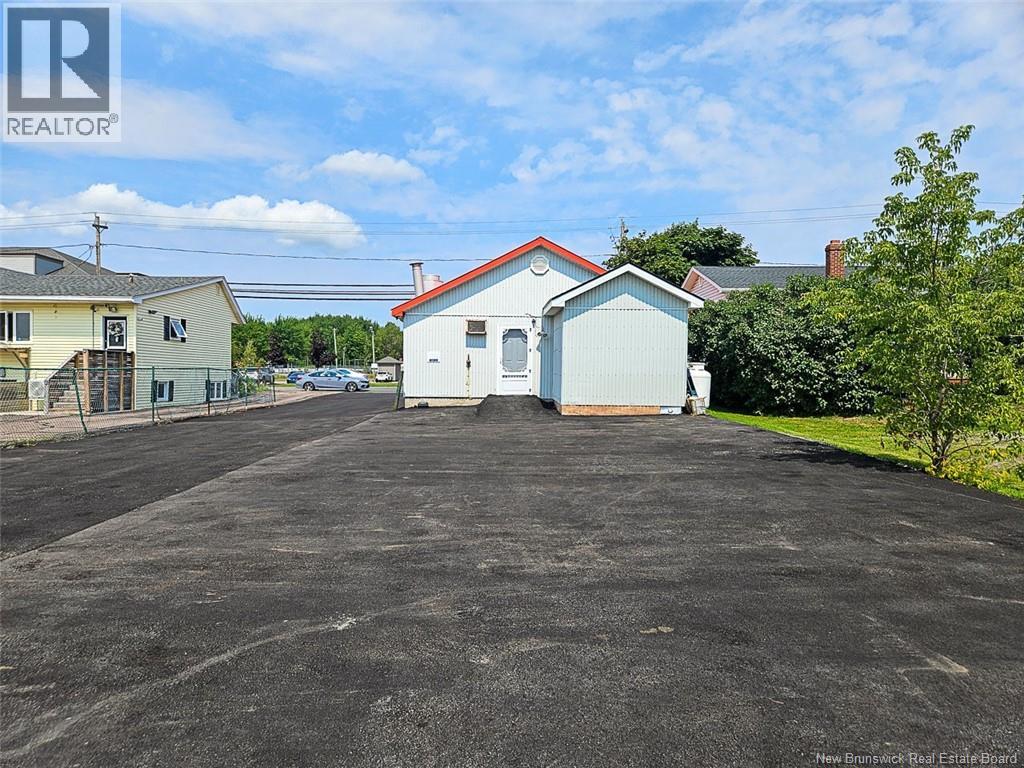 498 Champlain Street, Dieppe, New Brunswick  E1A 1P4 - Photo 4 - NB145286