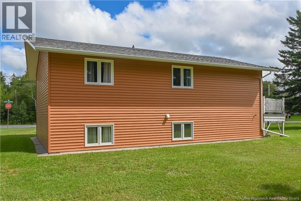 26 Des Patriotes Street, Caraquet, New Brunswick  E1W 1B6 - Photo 5 - NB147115
