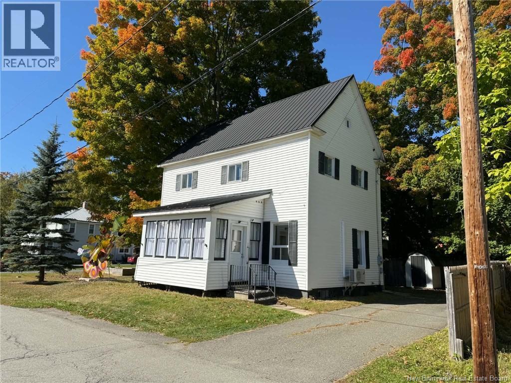 106 College Street, Woodstock, New Brunswick  E7M 1K6 - Photo 2 - NB148449